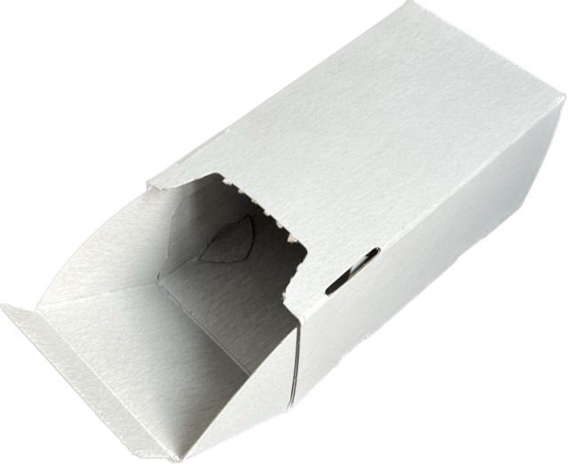 Weiße Schraubenverpackung aus Karton mit geöffneter Schütte